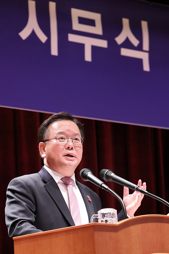 김부겸 행정안전부 장관이 2일 서울 세종로 정부서울청사에서 열린 2018 행정안전부 시무식에서 신년사를 하고 있다. 행안부 제공